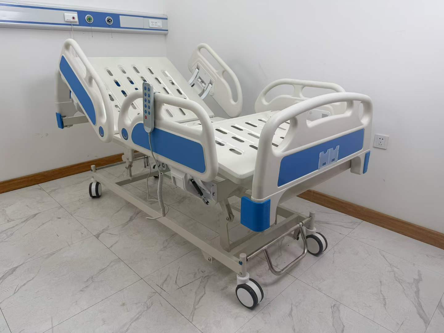 Electric 5 Function Medical Hospital Bed With CPR Emergency Function & Full Accessories