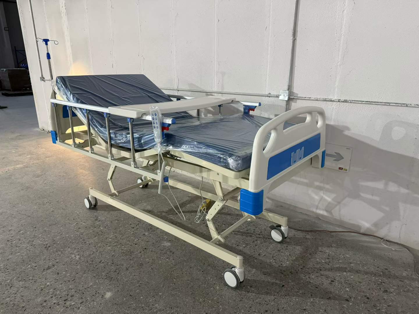 Electric 3 Function Adjustable Medical Hospital Bed With CPR Remote & Full Accessories