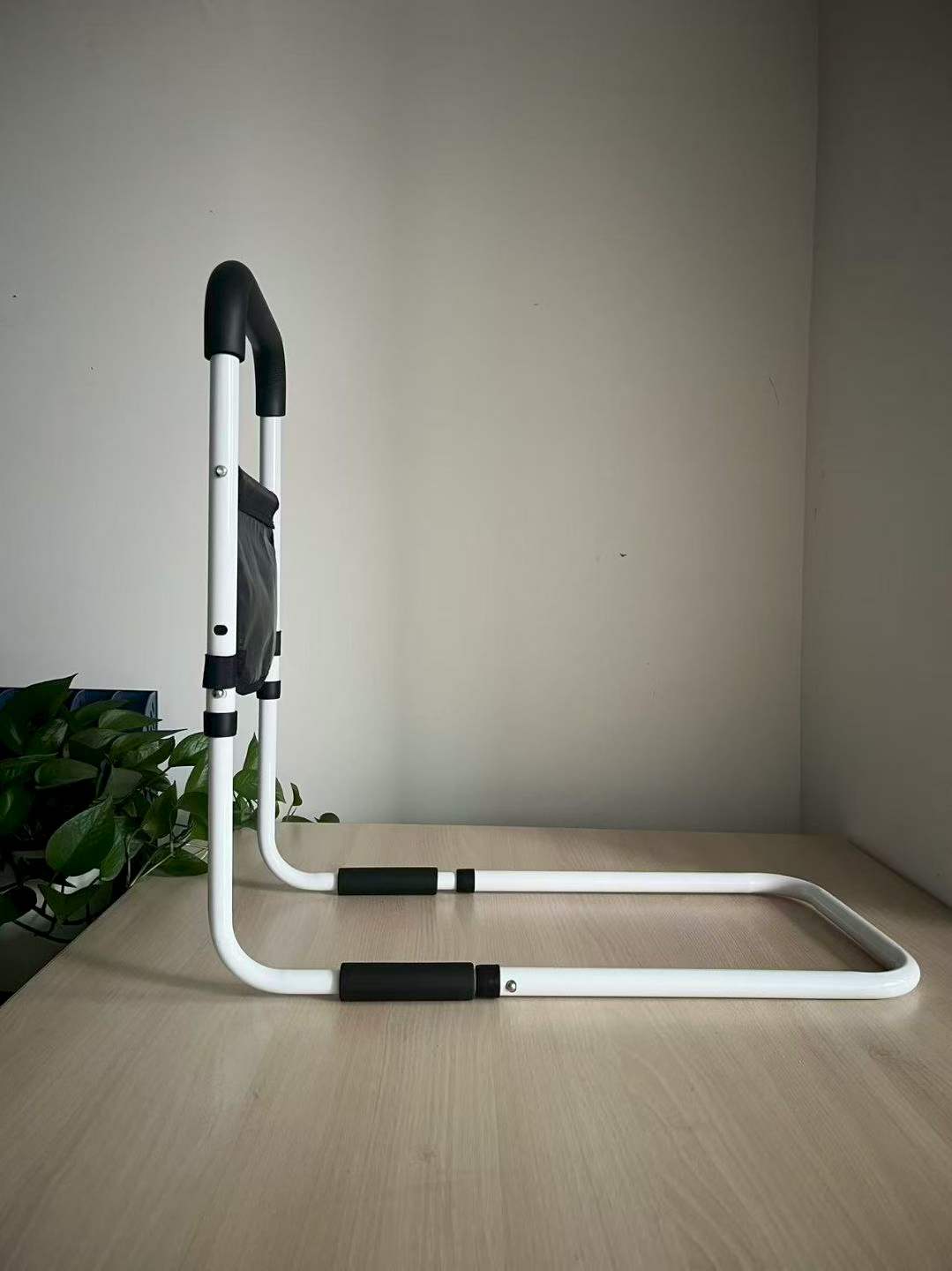 Adjustable Bed Assist Rail with Storage Pocket, Bedside Grab Bar for Elderly Seniors Get Up Aid
