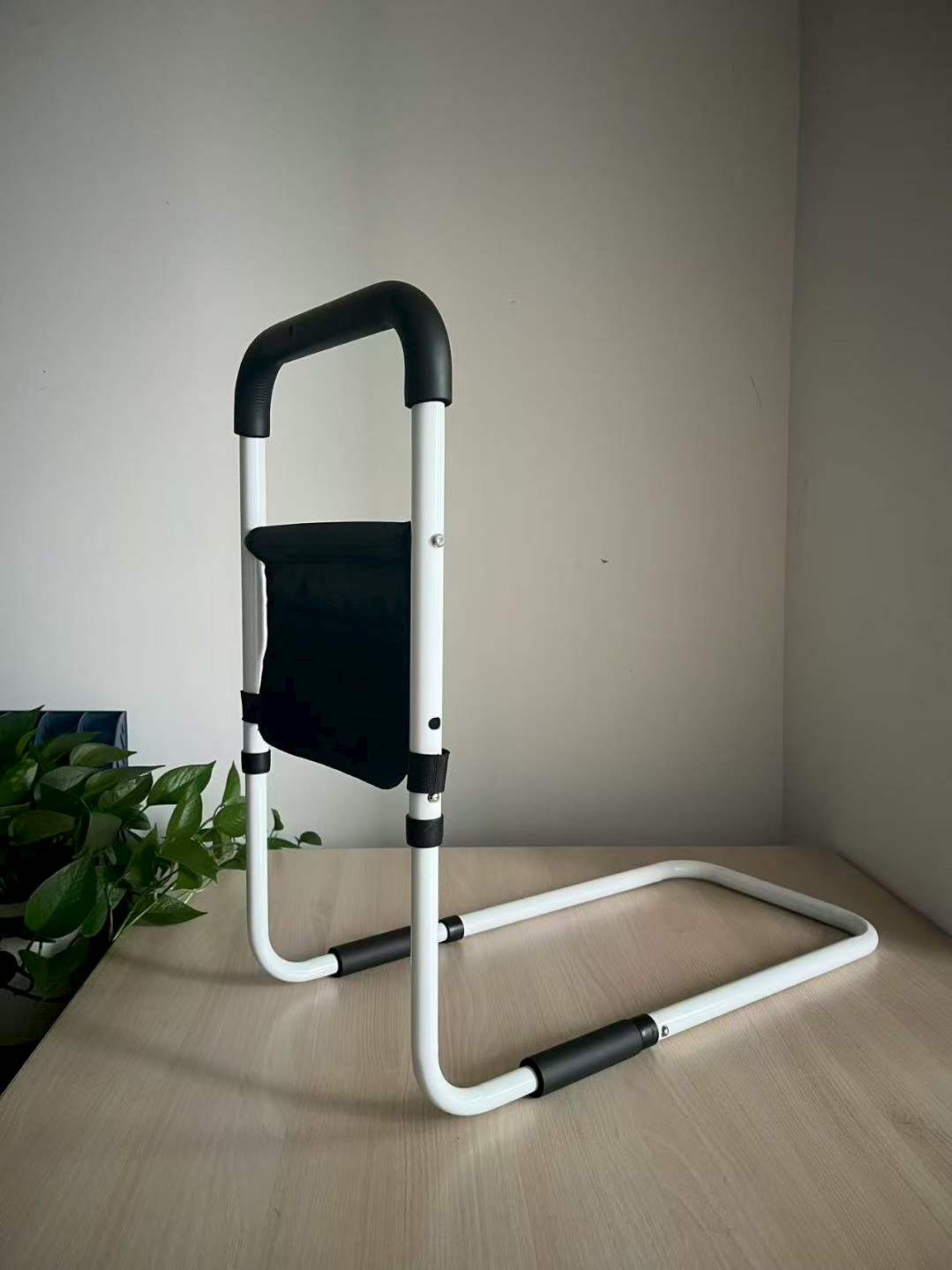 Adjustable Bed Assist Rail with Storage Pocket, Bedside Grab Bar for Elderly Seniors Get Up Aid