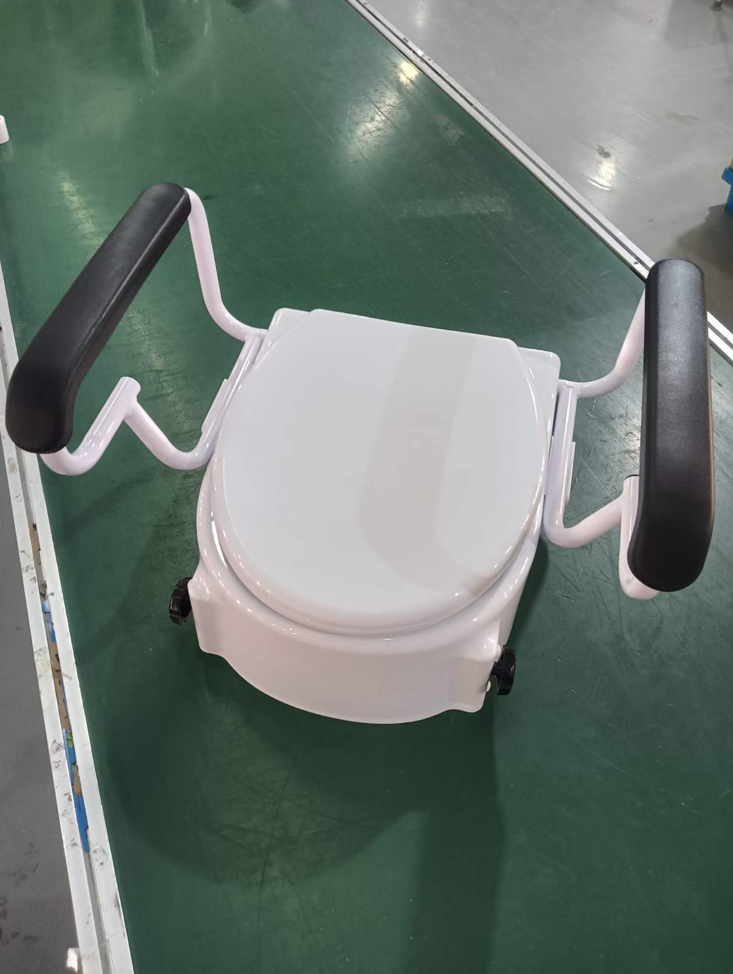 3 Position Height Adjustable Mobile Toilet Chair, Anti-Slip Padded Armrest Bedside Commode with Lockable Wheels for Bedridden Elderly