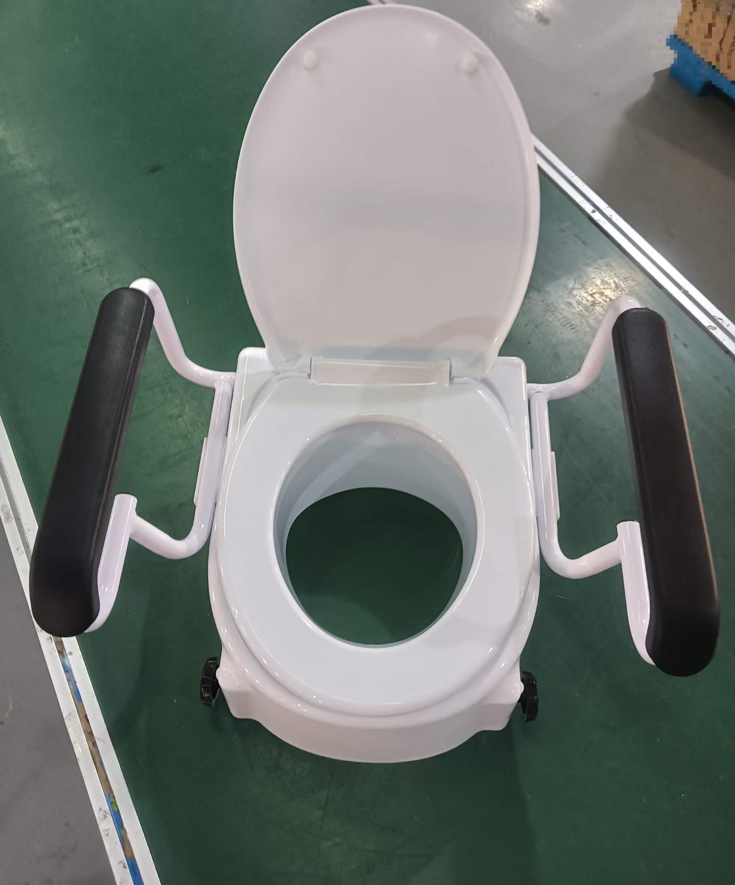 3 Position Height Adjustable Mobile Toilet Chair, Anti-Slip Padded Armrest Bedside Commode with Lockable Wheels for Bedridden Elderly