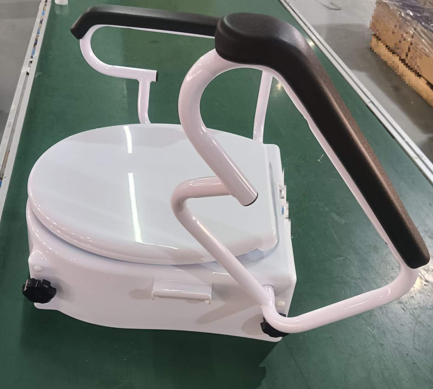 3 Position Height Adjustable Mobile Toilet Chair, Anti-Slip Padded Armrest Bedside Commode with Lockable Wheels for Bedridden Elderly