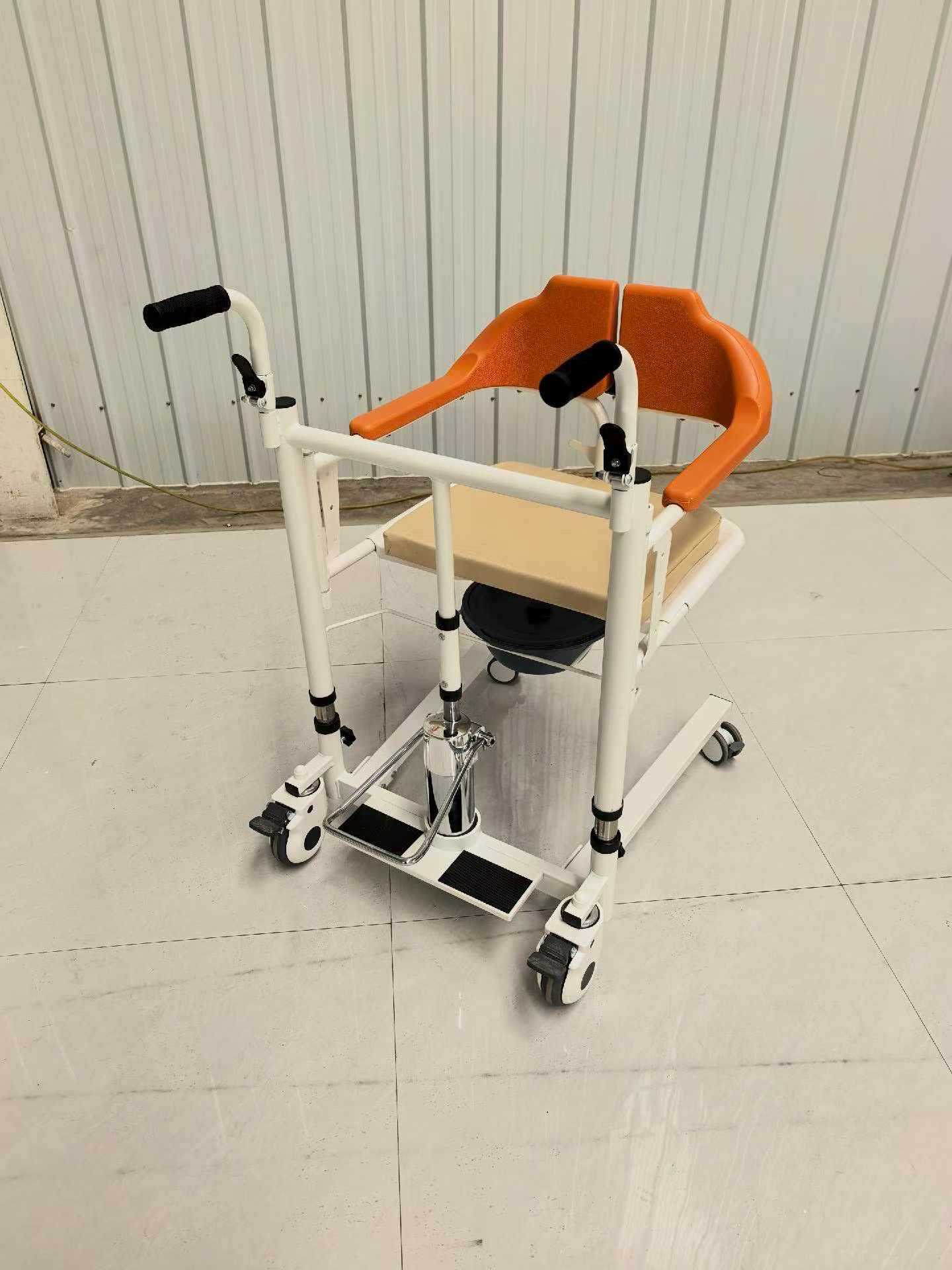 Manual Hydraulic Patient Transfer Chair Built-in Commode Potty for Hospital Nursing Home
