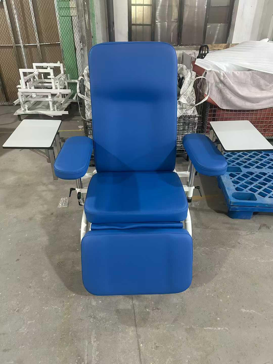 Hospital Manual Recliner Blood Collection Chair Phlebotomy Blood Donation Chair Equipped With Side Writing Board