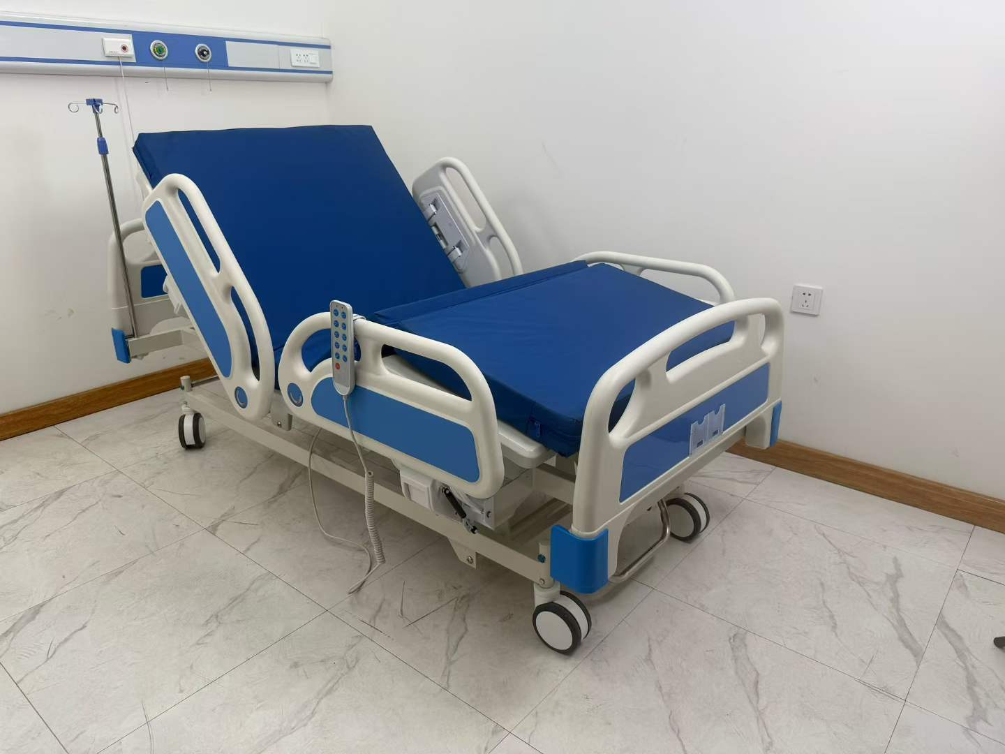 Electric 5 Function Medical Hospital Bed With CPR Emergency Function & Full Accessories