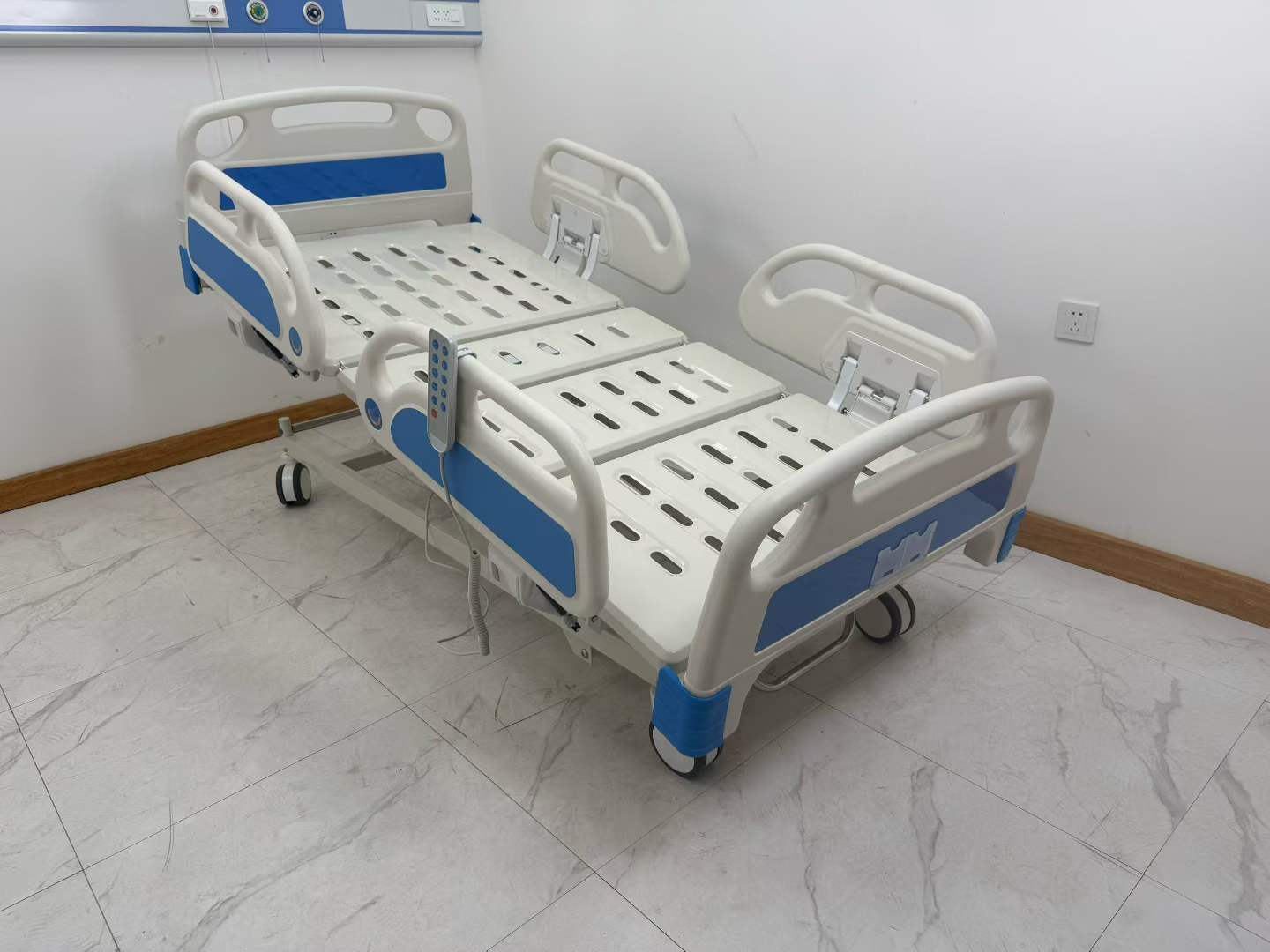 Electric 5 Function Medical Hospital Bed With CPR Emergency Function & Full Accessories