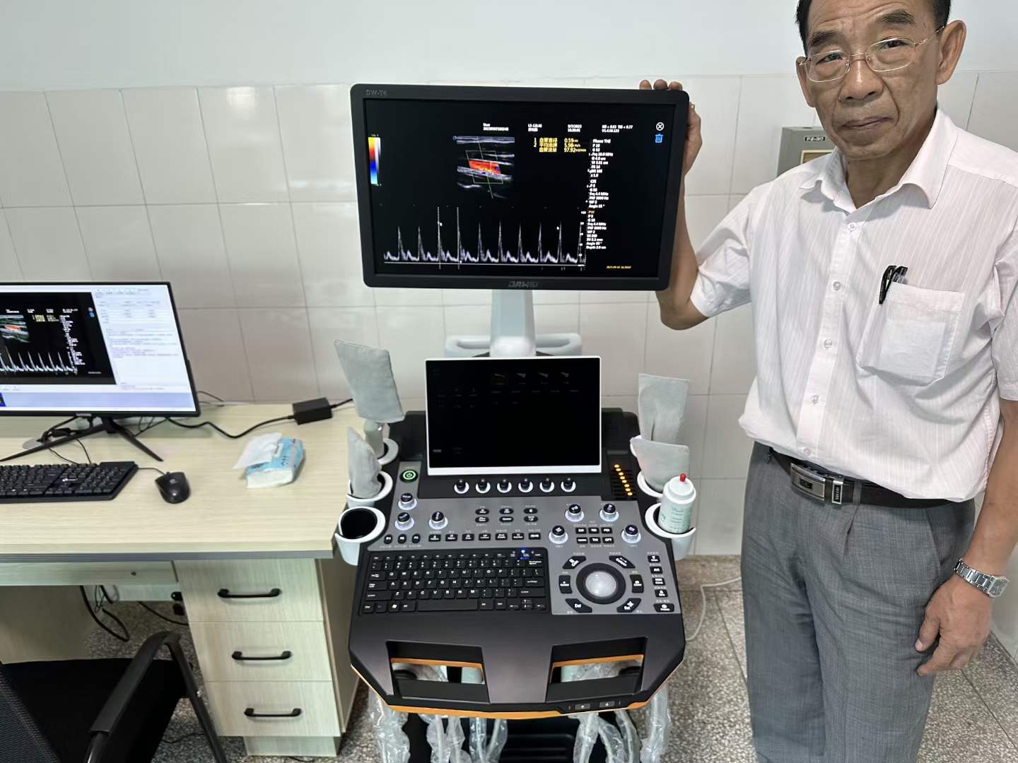 Trolley Color Ultrasonic Diagnostic Apparatus
