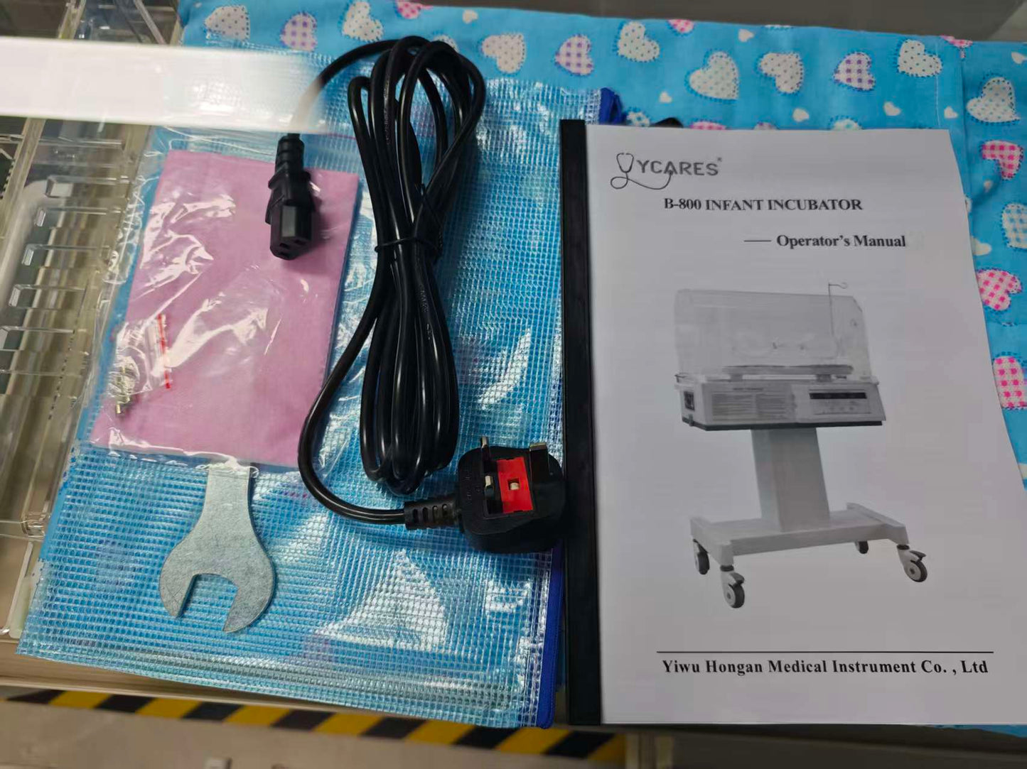 Neonatal Infant Incubator: Humidifier Reservoir & Multiple Access Ports for NICU Care