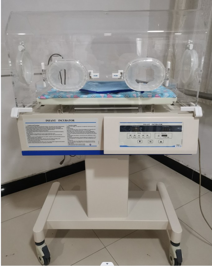 Neonatal Infant Incubator: Humidifier Reservoir & Multiple Access Ports for NICU Care