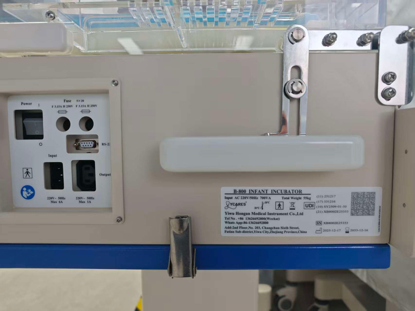 Neonatal Infant Incubator: Humidifier Reservoir & Multiple Access Ports for NICU Care